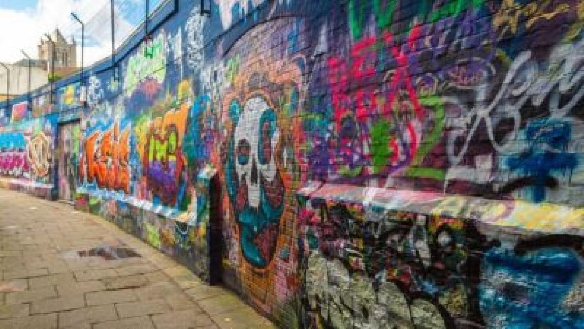 <span class="slide-category-rubric-colored" style="background-color:#e61591;"> STREETART </span>